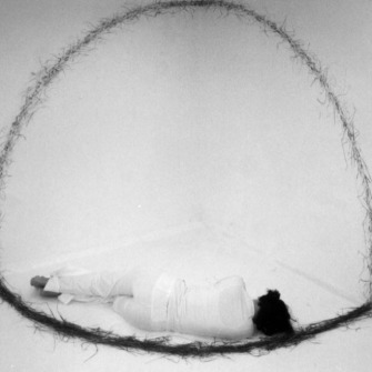 Kręgi, działanie performatywne, Galeria 9,39, Toruń 2003