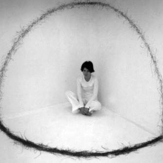 Kręgi, działanie performatywne, Galeria 9,39, Toruń 2003